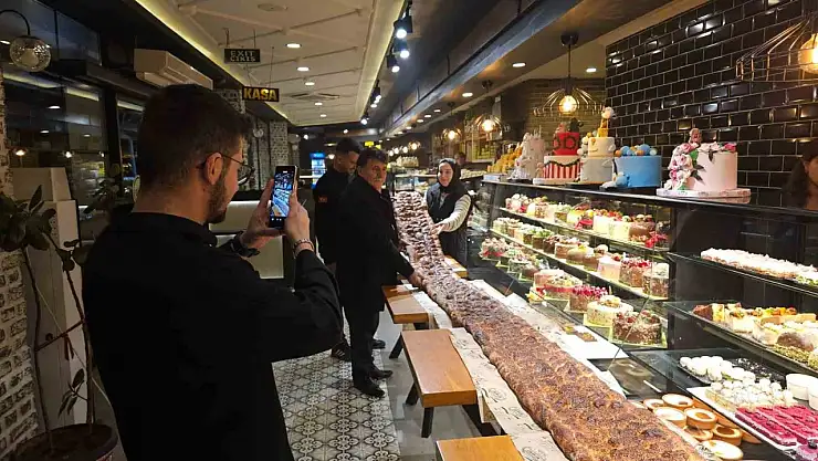 4 metre 2 santim uzunluğundaki pide görenleri şaşırttı