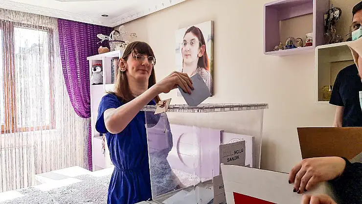 5 dünya rekoru bulunan 'Dünyanın en uzun boylu kadını' oyunu kullandı