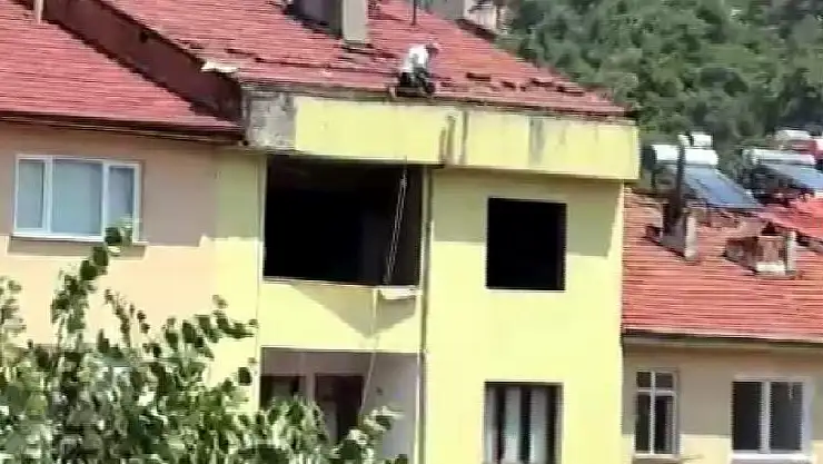 5 katlı binanın çatısında canlarını hiçe saydılar