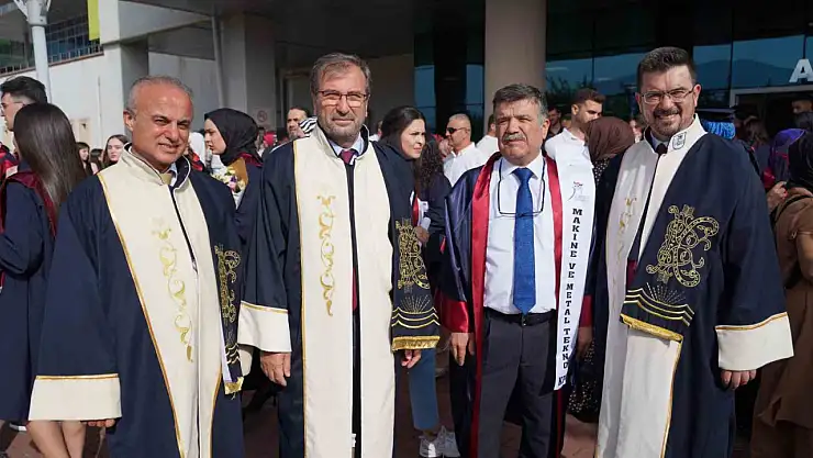 60 yaşındaki Eren, üniversiteyi birincilikle bitirdi