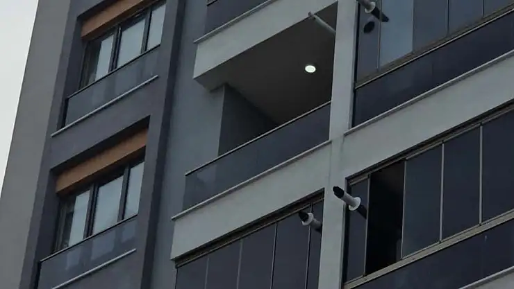 85 yaşındaki kadın dördüncü kattan belediye başkanının makam aracının üzerine düştü