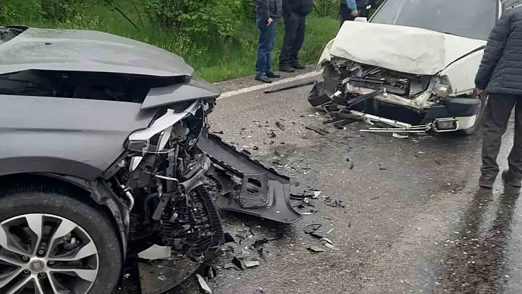 Alaplı'da kafa kafaya çarpışan otomobillerde 2 kişi yaralandı