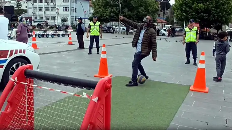 Alkol simülasyon gözlüğü takanlar komik anlara neden oldu