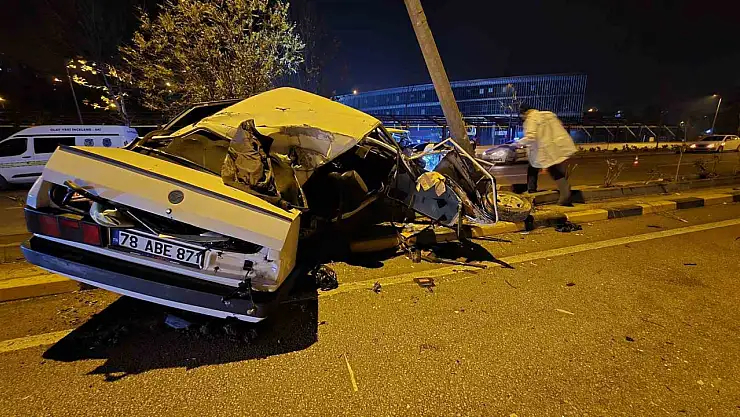 Alkollü ve ehliyetsiz sürücünün Tofaş'la yaptığı hız aydınlatma direğinde bitti