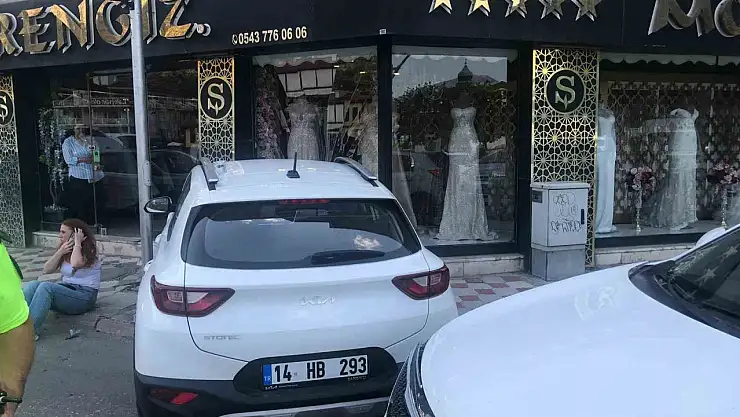 Amasya'da kaza yapan aracın vitrine çarptığı anlar kamerada