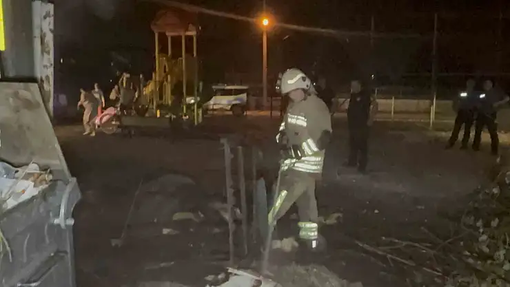 Anız yangını 20 bin nüfuslu mahallenin elektriğini kesti