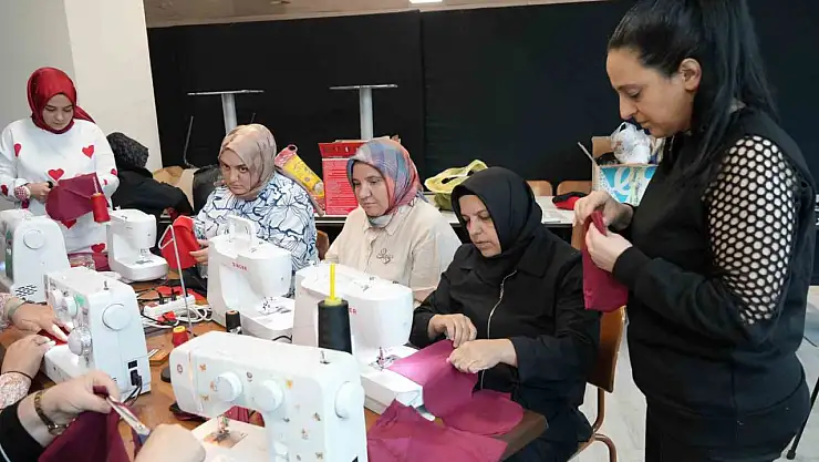 Anneler güçlerini birleştirdi, dikecekleri yastıklarla özel bireyleri mutlu edecekler