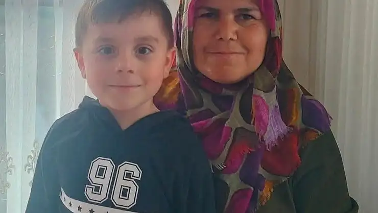 Annenin donarak, oğlunun düşerek öldüğü üzerinde duruluyor