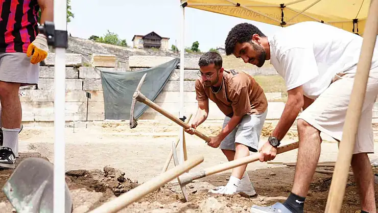 Antik kent kazısına gönüllüler de destek verdi