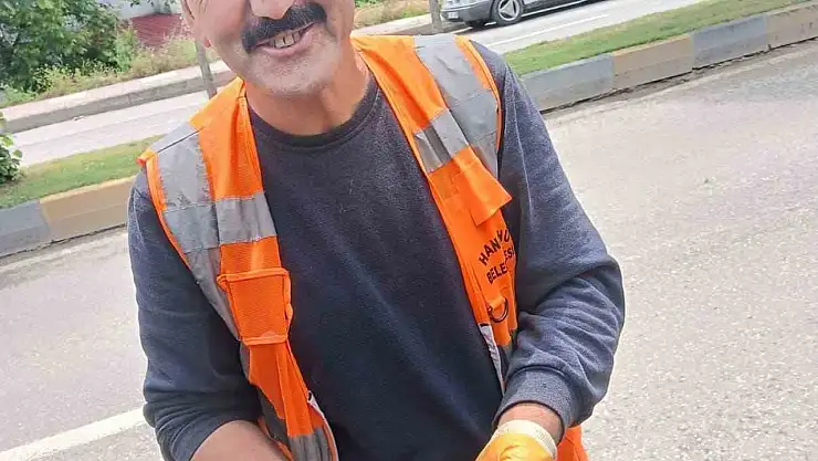 Araç motoruna sıkışan yavru kedileri itfaiye ekipleri kurtardı