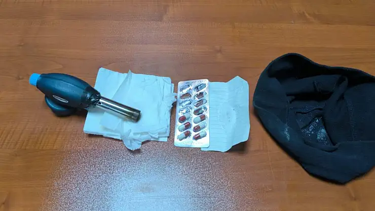 Aracın motoruna saklanan uyuşturucu polisin dikkatinden kaçmadı
