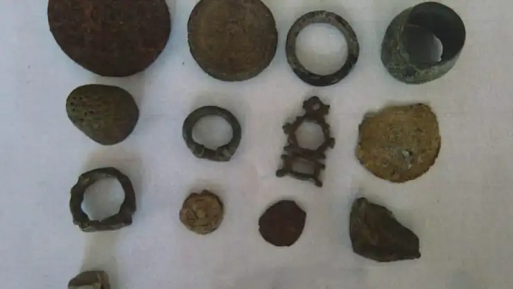 Aranan şahsın evinden tarihi eser olduğu değerlendirilen objeler çıktı