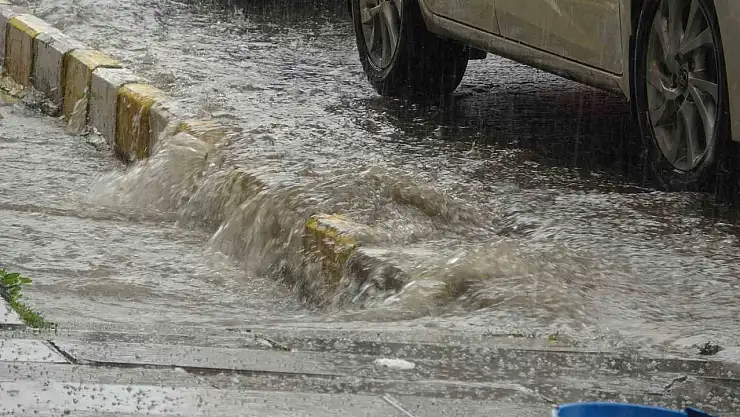 Sağanak ve dolu: Yollar göle döndü, araçlar zarar gördü