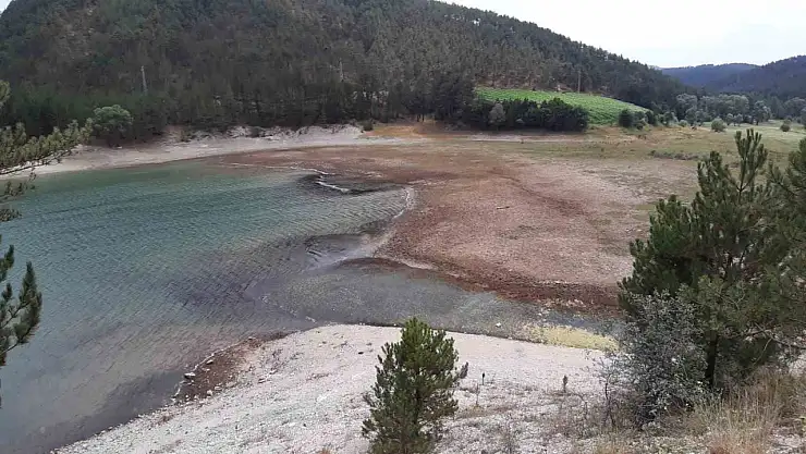 Aşırı sıcaklar Sünnet Gölü'nü vurdu: Sular çekildi, göl kuruma noktasına geldi