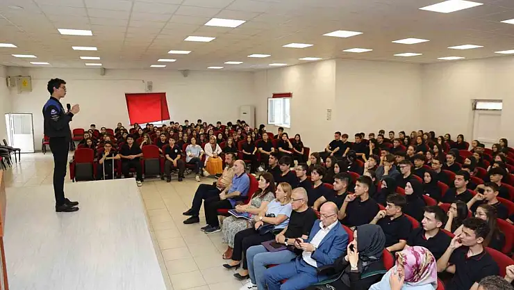 Astronot Atasever, öğrencilere deneyimlerinden bahsetti