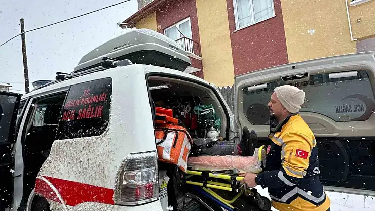 Ayağından yaralanan kadının yardımına paletli ambulans ile yetiştiler