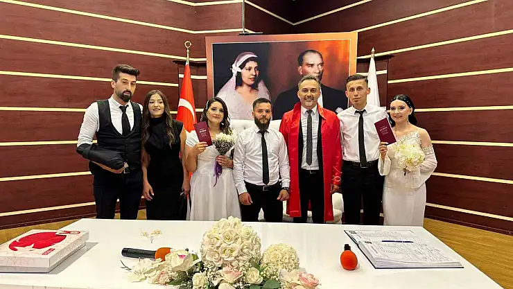 Aynı gün aynı saatte evlenip  birbirlerine şahit oldular