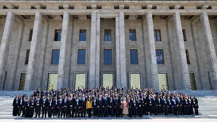 Bakan Bak, temsilci gençlerle meclisi ziyaret etti