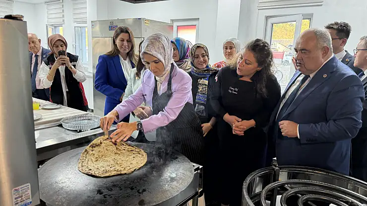 Bakan Göktaş gözleme pişirdi