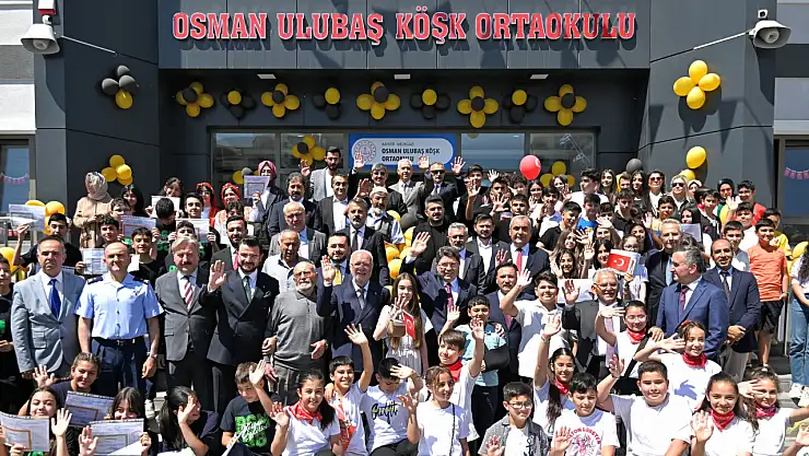 Bakan Tunç, Kayseri'de öğrencilere karne dağıttı