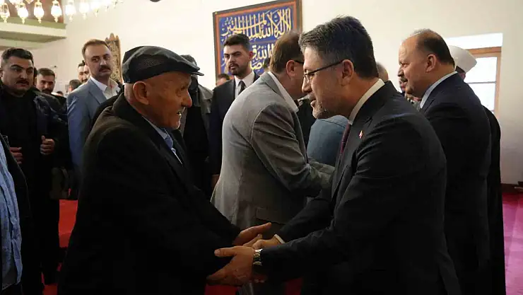 Bakan Yumaklı, bayram namazı sonrasında vatandaşlarla bayramlaştı
