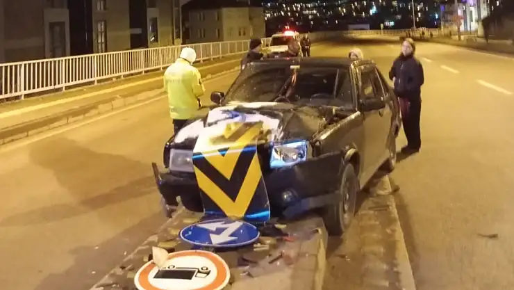Bartın'da kontrolden çıkan otomobil refüje çıktı