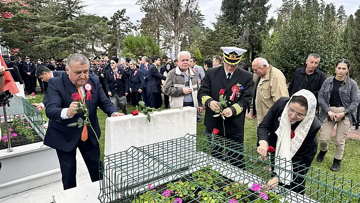 Bartın'ın şehitleri kabirleri başında anıldı