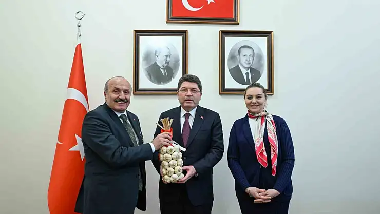 Başkan Arslan, Adalet Bakanı Tunç'a sarımsak hediye etti
