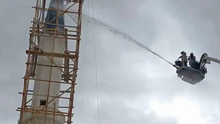 Başkent'te fırtına etkili oluyor: Bir minareye yıldırım düştü