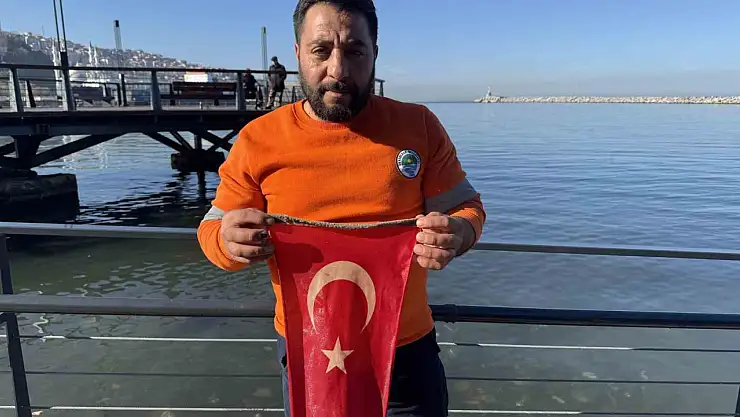 Belediye personeli denize düşen Türk bayrağı için buz gibi suya girdi