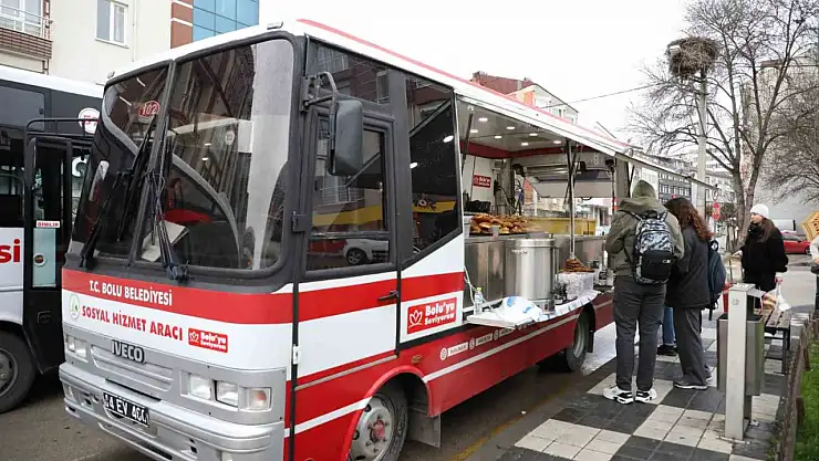 Belediyeden öğrencilere çay ve simit ikramı