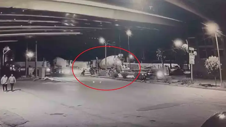 Beton mikserinin ezdiği motosikletin sürücüsü son anda kurtuldu