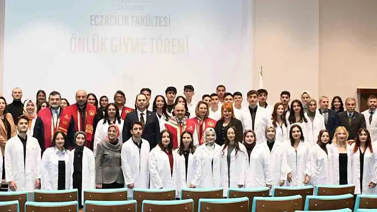 Beyaz önlükleriyle eczacılık mesleğine ilk adım