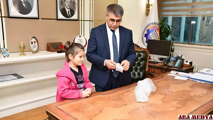Biriktirdiği paraları ve oyuncaklarını deprem bölgesine gönderdi