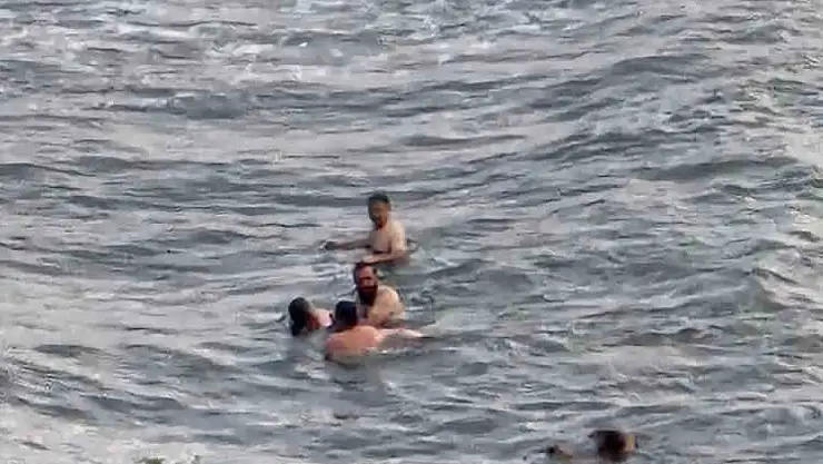 Boğulma tehlikesi geçiren 3 kadını vatandaşlar kurtardı