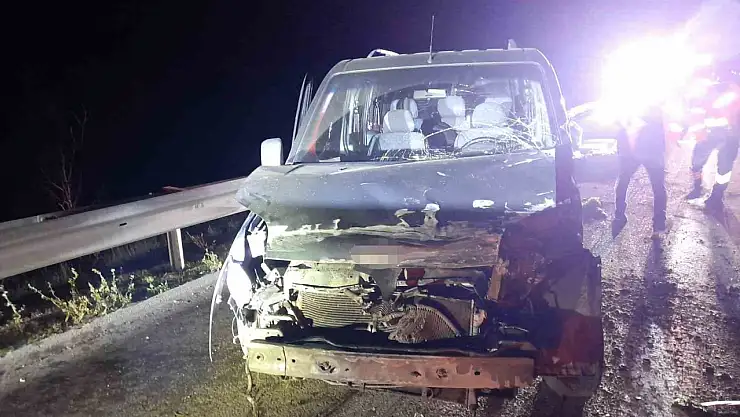 Bolu'da bariyerlere çarpan hafif ticari araç sürücüsü yaralandı