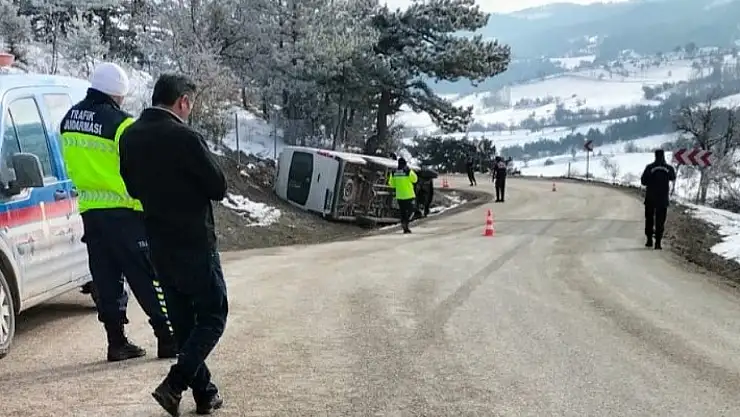 İşçileri taşıyan minibüs devrildi, 22 yaralı