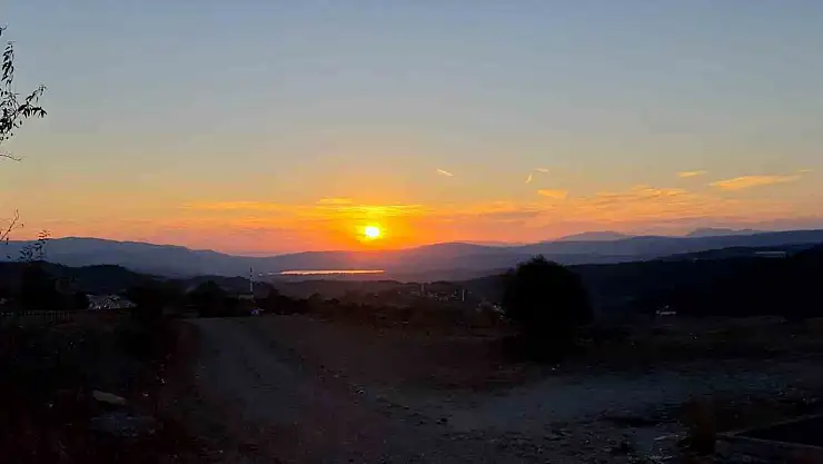 Bolu'da gün batımı kartpostallık görüntüler oluşturdu
