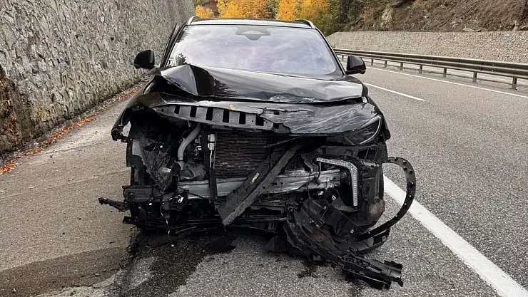 Bolu'da istinat duvarına çarpan araç, ağır hasar aldı