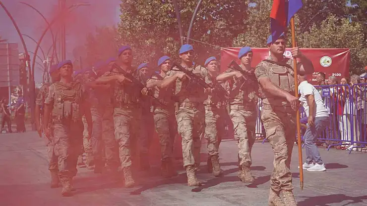 Bolu'da komandolar, Zafer Bayramı'nda caddeyi coşkuyla inletti