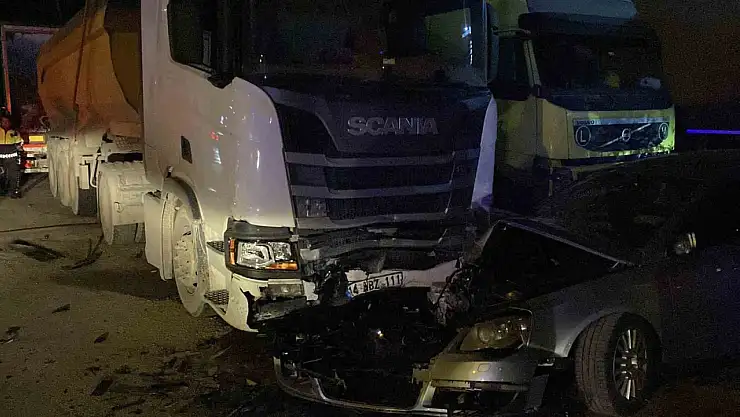 Bolu'da kontrolden çıkan otomobil park halindeki 3 araca çarptı: 4 ağır yaralı