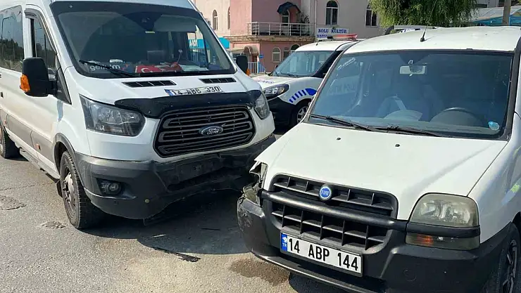 Bolu'da minibüs ile hafif ticari araç çarpıştı