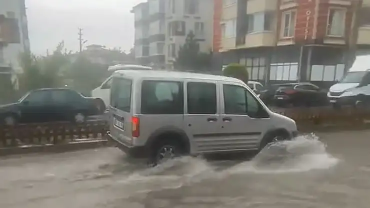 Bolu'da sağanak hayatı felç etti: Sokaklar göle döndü