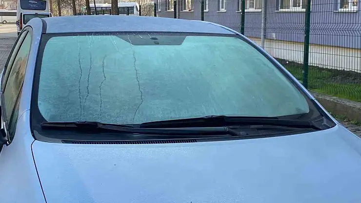 Bolu'da soğuktan araçların camları buz tuttu