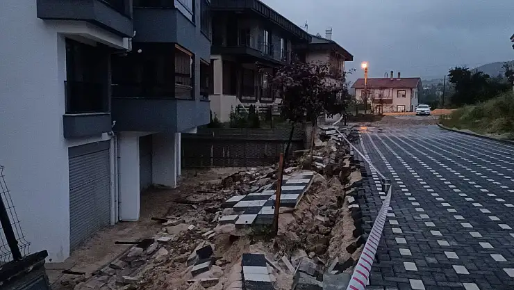 Bolu'da taşan derelerin suyu istinat duvarını çökertti