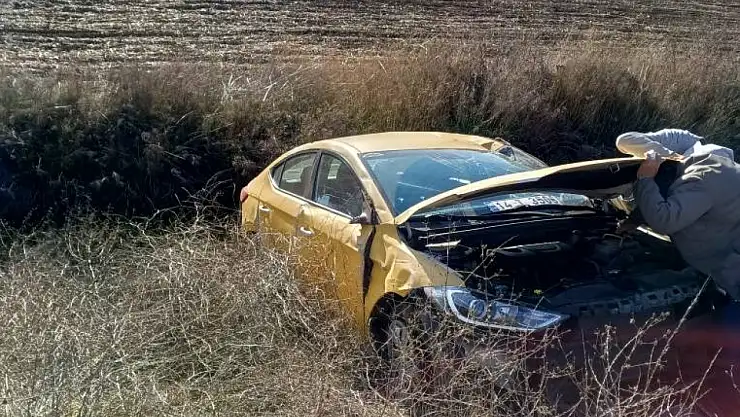 Bolu'da ticari taksi tarlaya uçtu