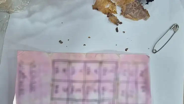 Bolu'da yapı marketin raflarının arasında muska çıktı: