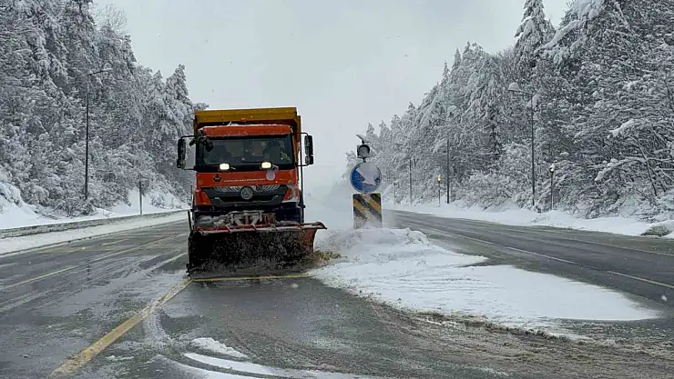 Bolu Dağı geçişinde kar yağışı aralıklarla etkili oluyor