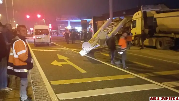 Bolu Dağı'nda freni patlayan tır, park halindeki tırlara çarptı