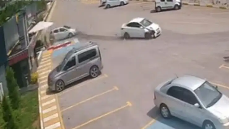 Bolu Dağı'nda otomobil, işletme otoparkına daldı